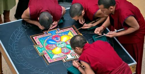 Monaci tibetani concentrati _ mandala e focus